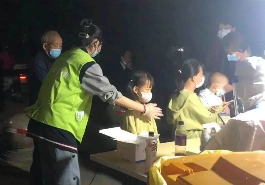 社校同心共抗疫，全心为民显担当——枇杷湾社区赠予我校“最美共建单位 ”荣誉称号(图5)
