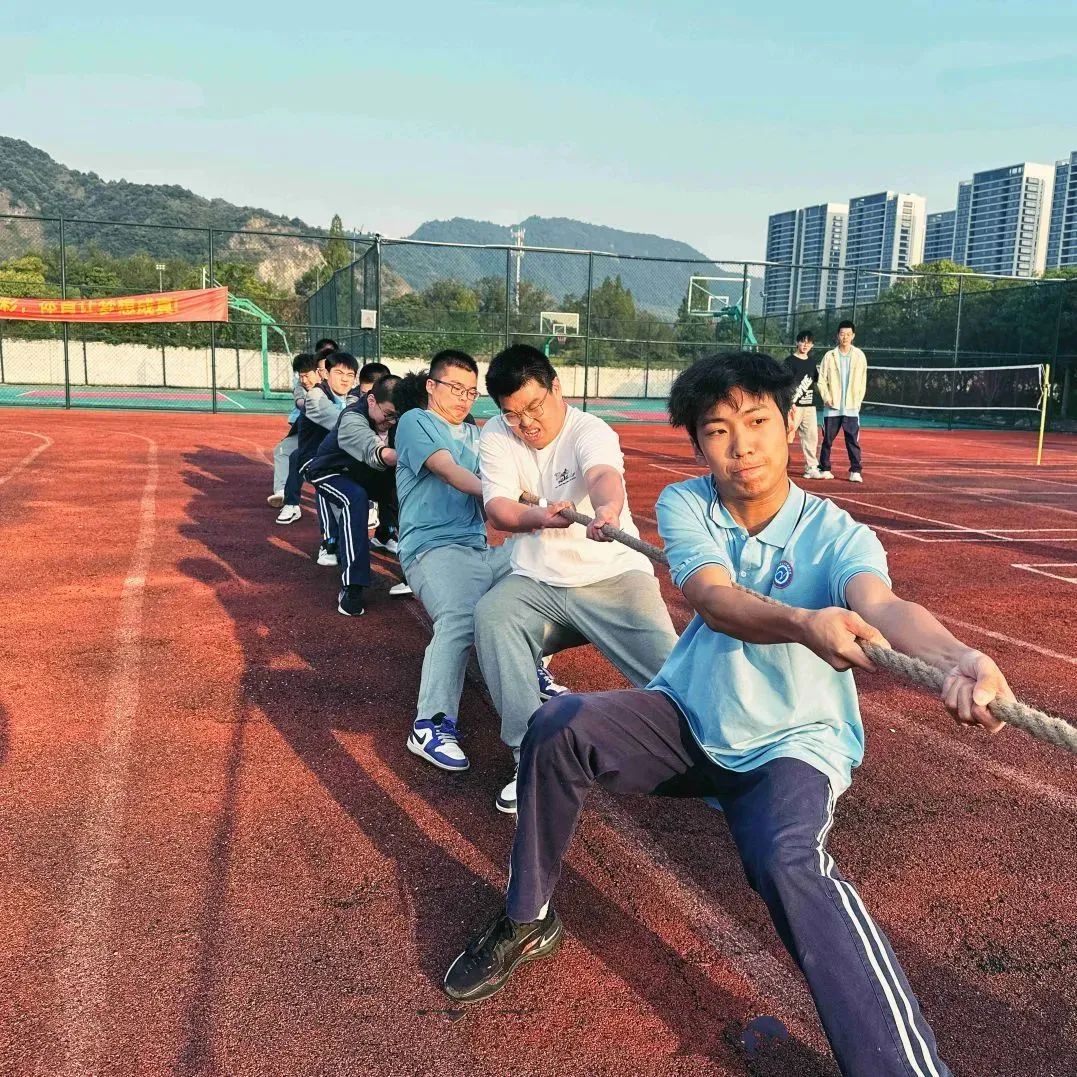 勠力同心 “绳”采飞扬——我校富阳校区拔河比赛(图2)